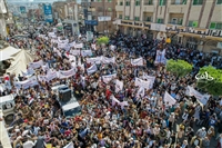 مظاهرات جماهيرية حاشدة في تعز تطالب بتحرير المحافظة وتحسين الخدمات