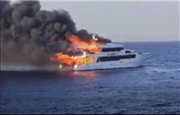 نجاة اكثر من 30 سائحا اجنبيا ومصريا من حريق هائل في "لنش" بالبحر الأحمر
