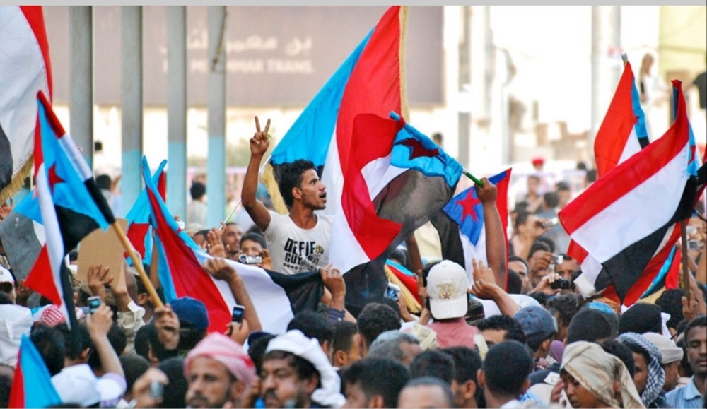 عدن: متظاهرون يرفعون شعارات ويهتفون لا تحالف بعد اليوم