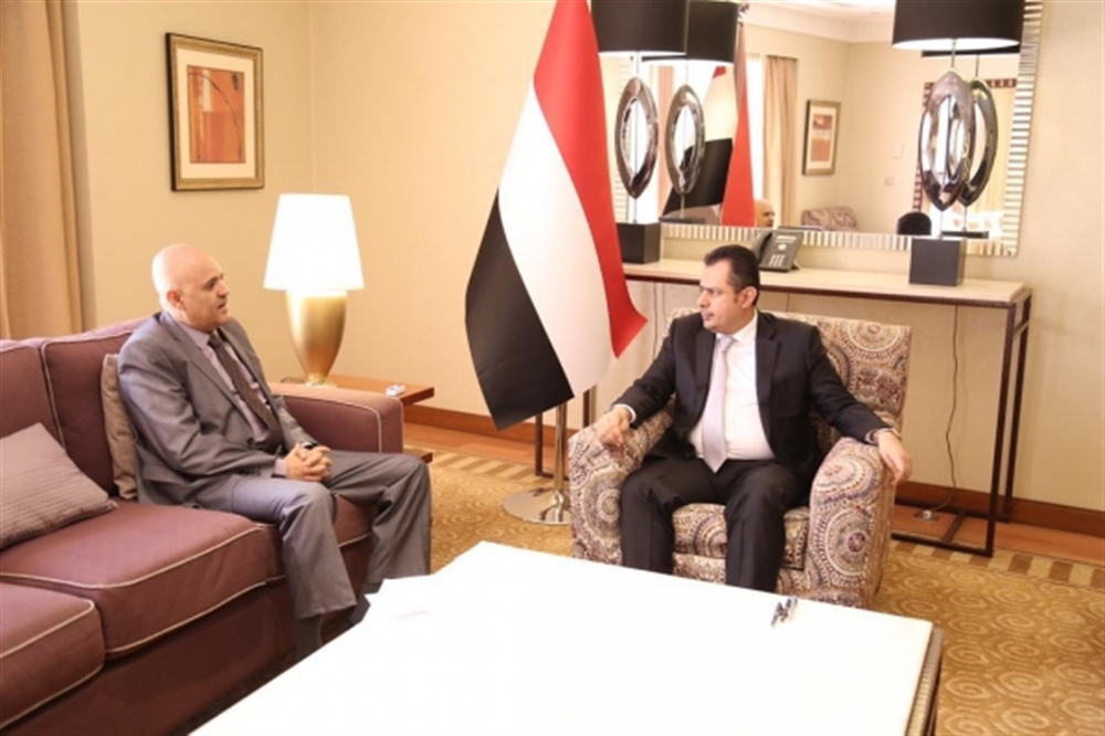 رئيس الوزراء يوجه ببدء إجراءات إصلاح طريق "تعز-التربة"