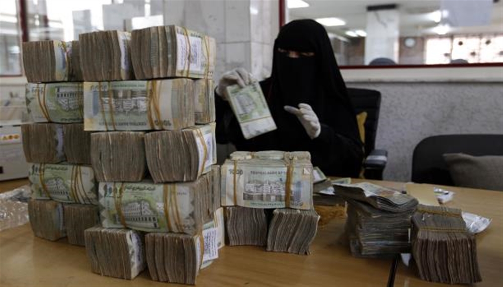 البنوك وشركات الصرافة في اليمن تبدآن بـ "رفع الشارات الحمراء"