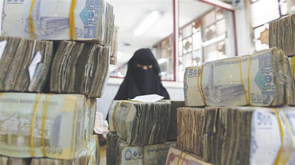 الحكومة اليمنية تدرس اعتماد الدولار والريال السعودي "عملتيْن قانونيتيْن"
