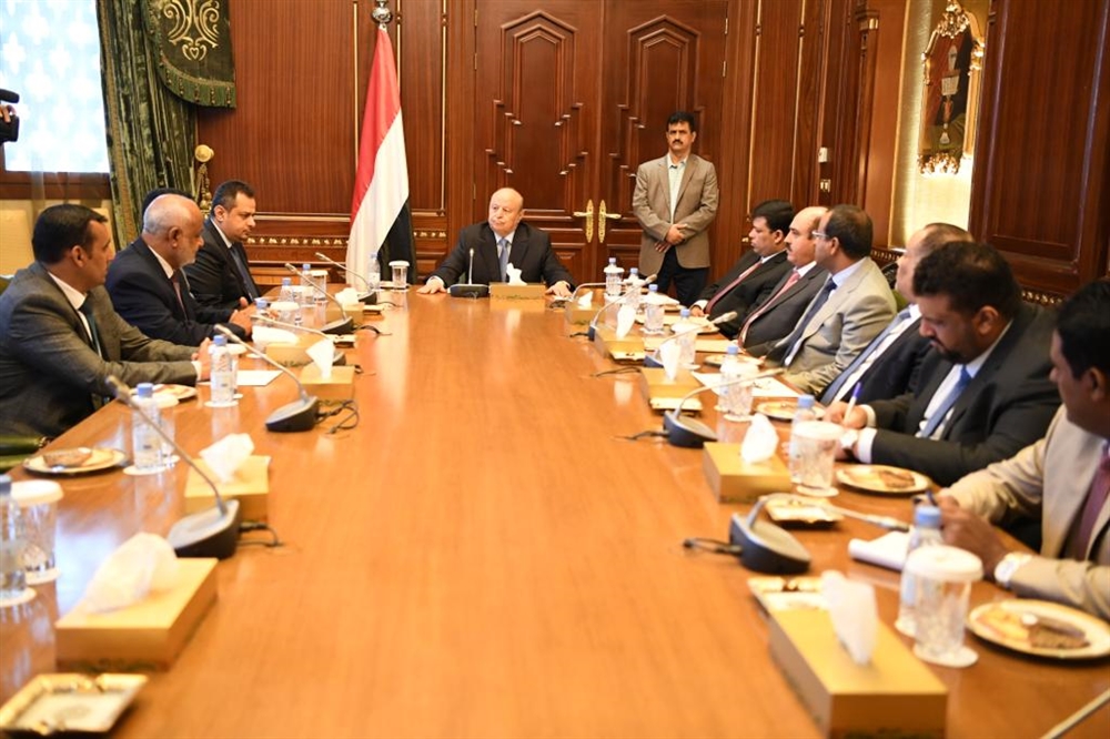 هادي يوجه المحافظين بالتواجد في مناطقهم وبين أوساط المجتمع