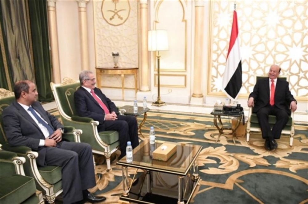 الرئيس "هادي" يطالب البنك والمالية بوضع حد لانهيار سعر العملة الوطنية