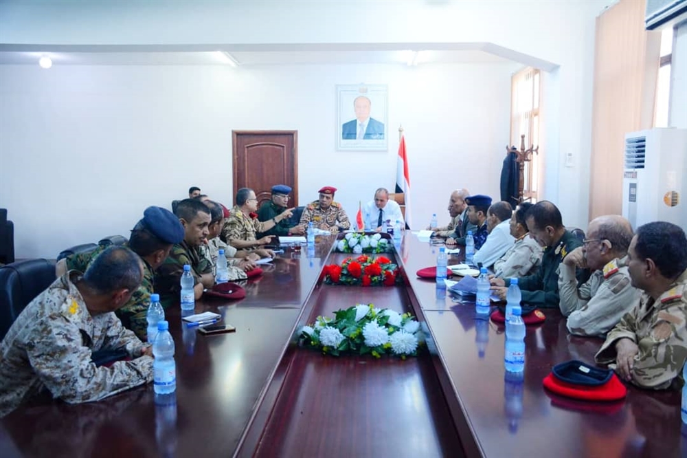 قائد محور تعز يحث الوحدات العسكرية على تحمل المسؤولية وردع كل من يعبث بالأمن
