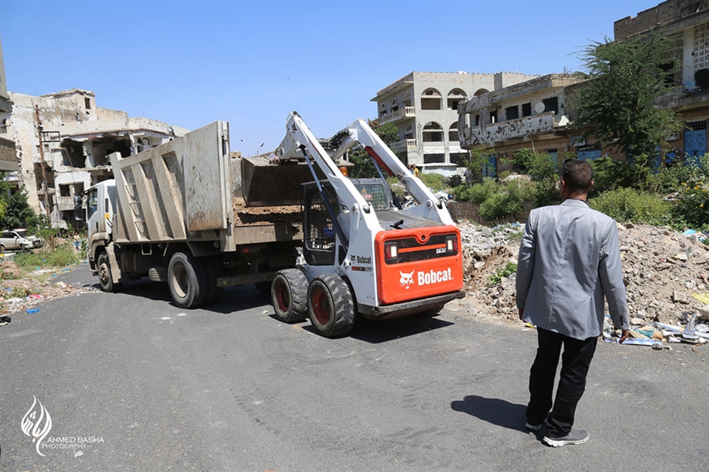 سلطات تعز تتجاوب مع مبادرة "فتح المنافذ" وتزيل السواتر الترابية
