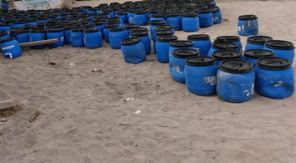 خفر السواحل تضبط زورقا يحمل مواد لصناعة المتفجرات في البحر الأحمر