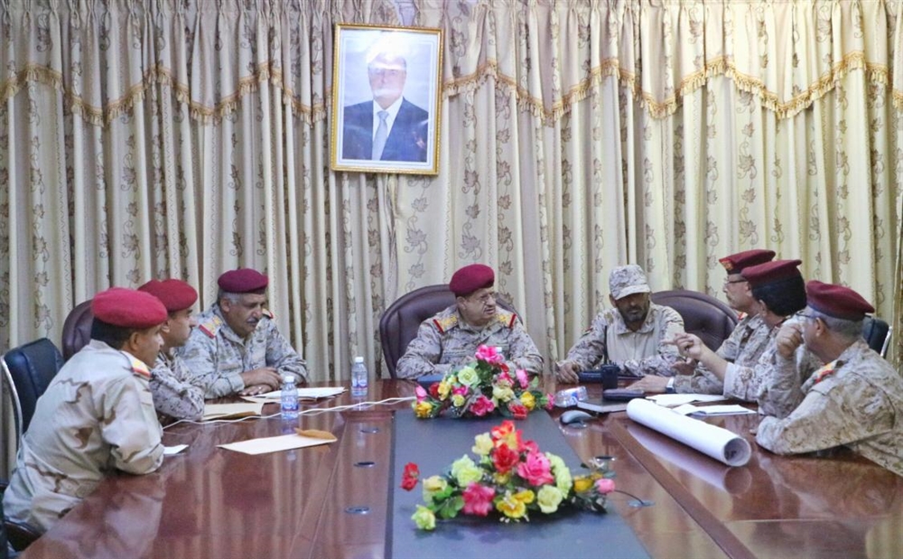 وزير الدفاع يوجه القيادات العسكرية برفع الجاهزية واليقظة