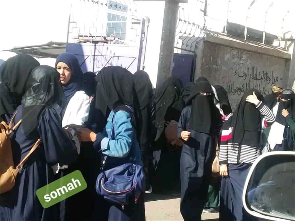 بسبب منعها من الامتحان.. طالبة تهدد بتفجير قنبلة في مدرسة للبنات بمحافظة إب (فيديو)