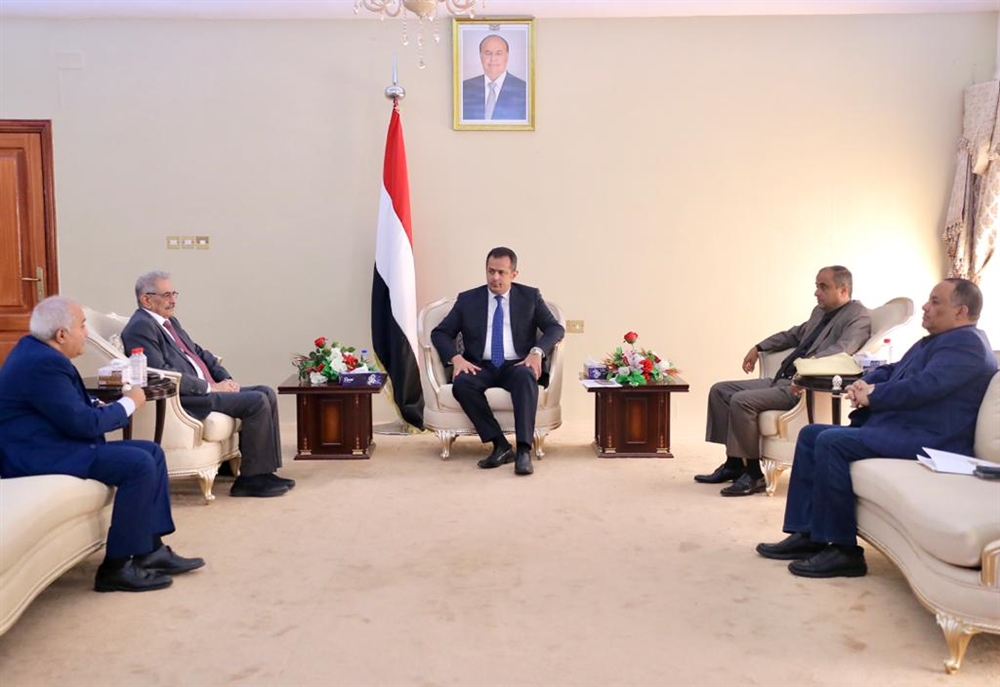 الحكومة توجه بصرف رواتب الجيش والأمن وتعتبر منع الحوثيين تداول العملة تهديدا للأمن القومي