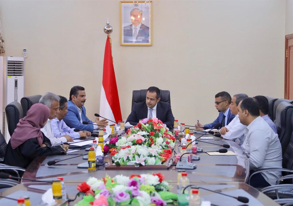 رئيس الحكومة يوجه بسرعة انجاز مشروع محطة كهرباء عدن