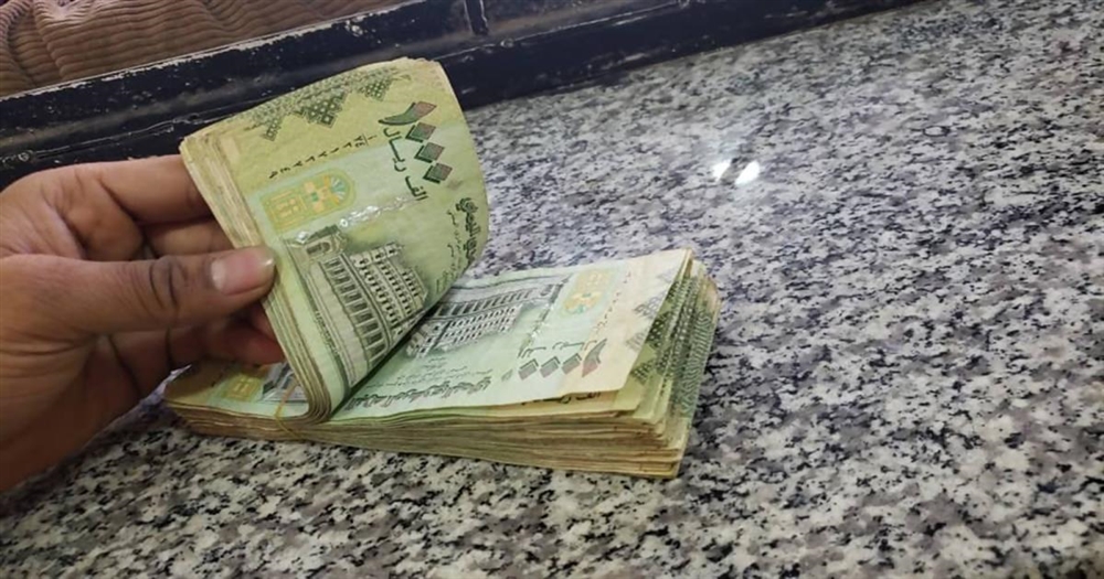 خبير اقتصادي: قرار الحوثي منع تداول العملة أربك السوق وعطل مصالح الناس