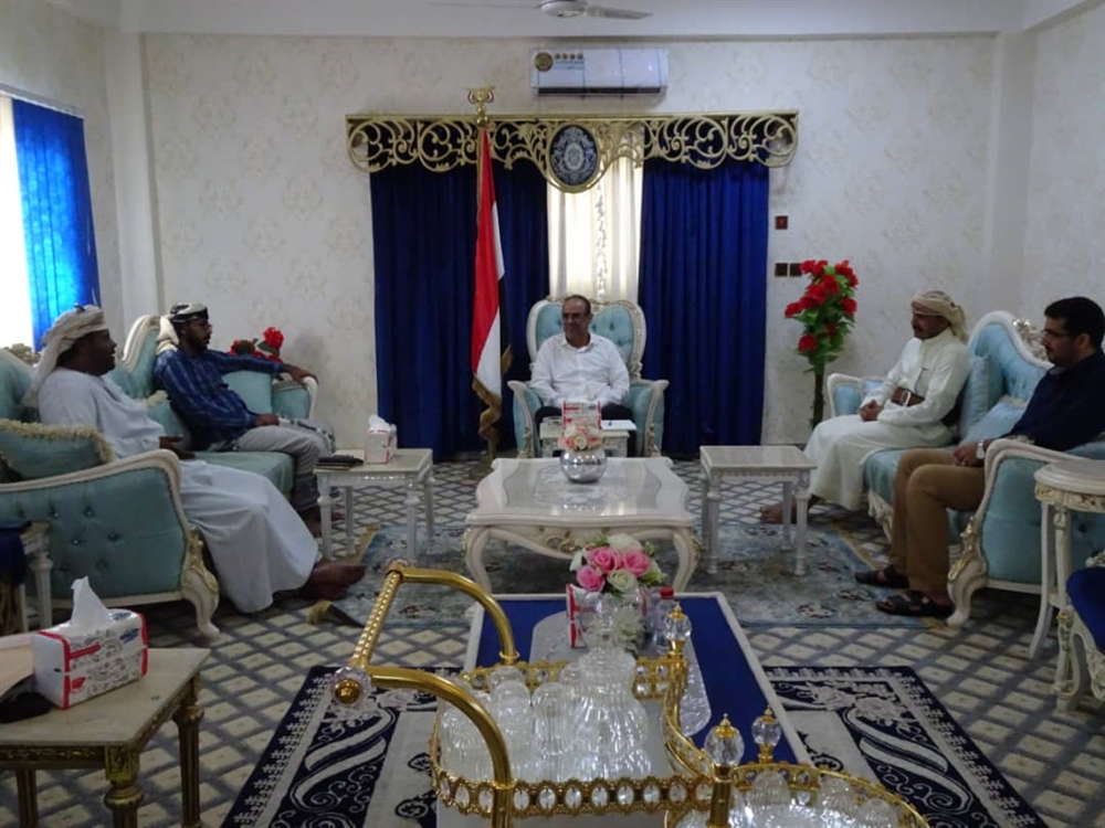 وزير الداخلية يبحث مع محافظ سقطرى آثار إعصار "بافان"