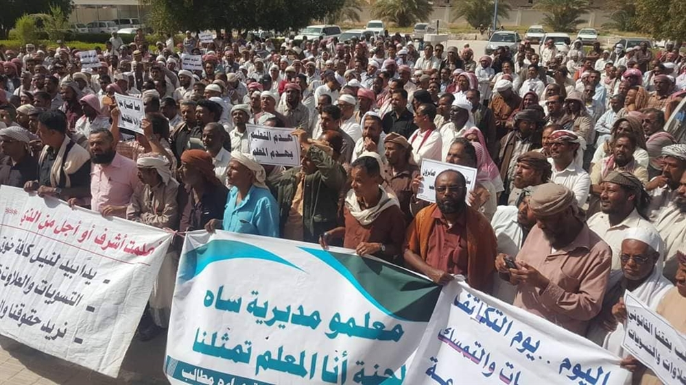 محافظ حضرموت يطالب الحكومة بصرف مستحقات المعلمين