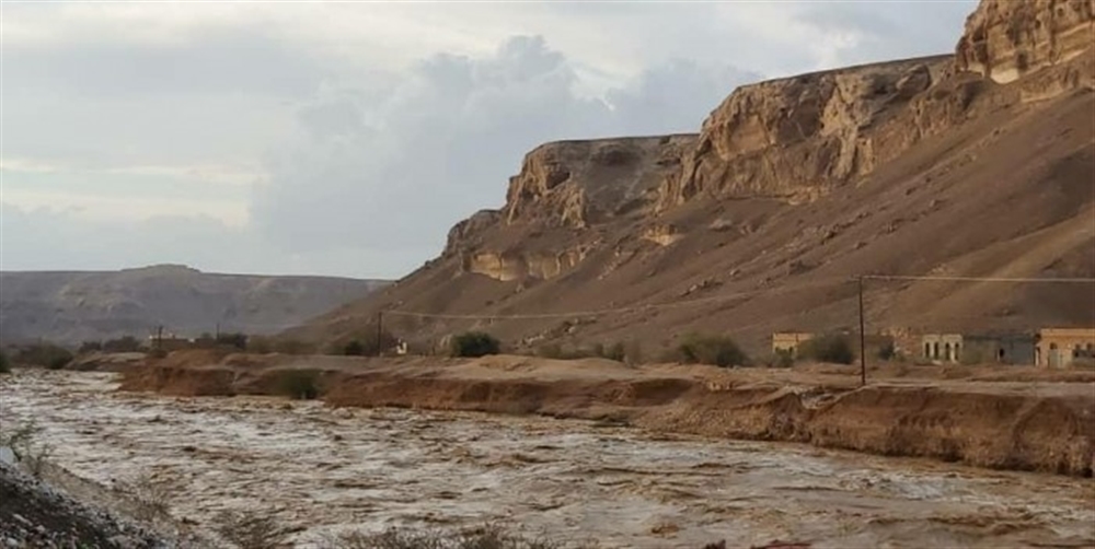 السيول تجرف مخيما للنازحين في مأرب وتودي بحياة شخص في حضرموت