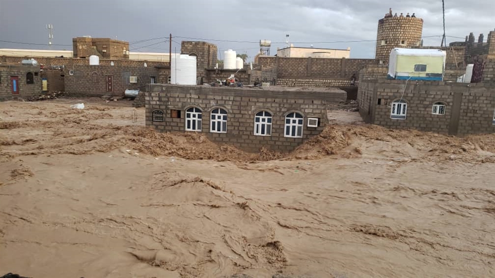 شاهد.. السيول تغرق مخيمات النازحين في مأرب وتقتل 5 أشخاص