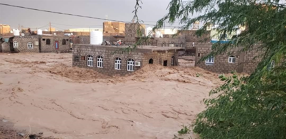 الحكومة توجه بتشكيل لجنة لإنقاذ النازحين بسبب السيول في مأرب