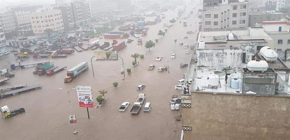 شاهد.. السيول تغرق عدن وتودي بحياة 3 أشخاص
