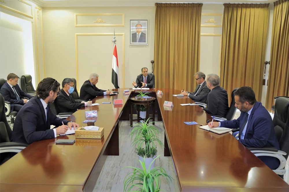 وزير الخارجية يبلغ سفراء الدول الخمس: "الانتقالي" مستمر بتمرده ويسعى لتفجير الوضع في سقطرى