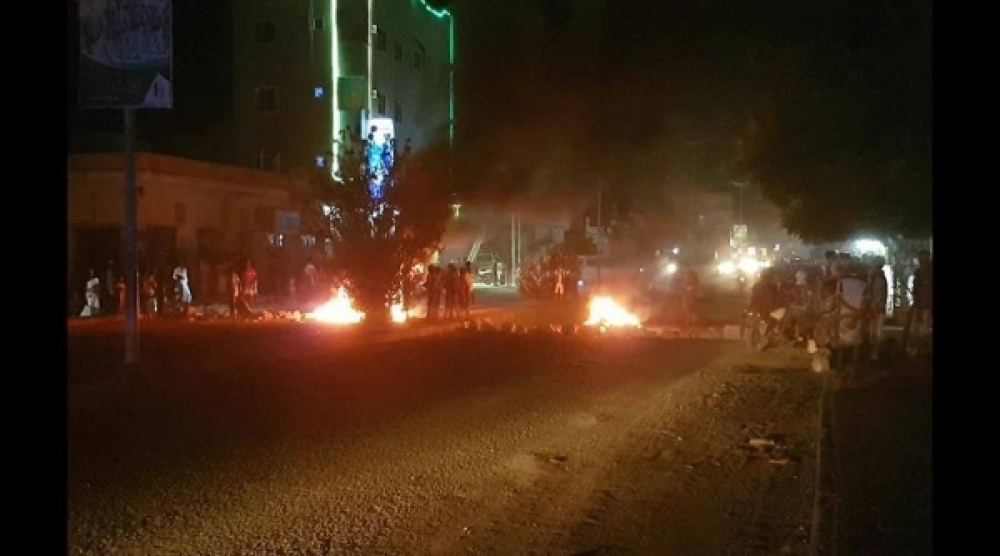 عدن: متظاهرون يغلقون شارع رئيسي احتجاجًا على انقطاع الكهرباء