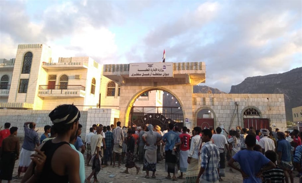 دبلوماسي يمني يشير إلى دور الإمارات في فوضى سقطرى وعدن