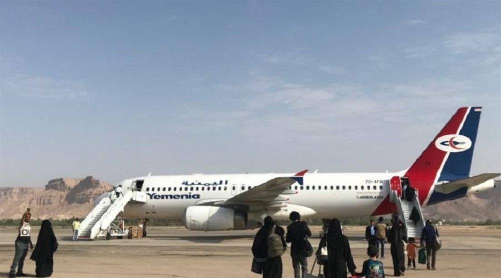 وصول أول دفعة من العالقين اليمنيين في مصر إلى مطار سيئون