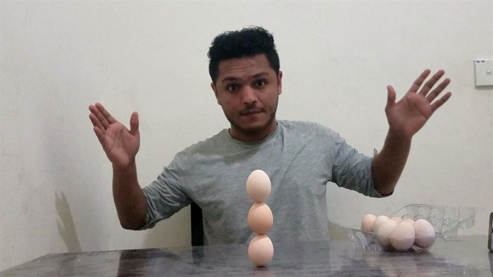 شاب يمني يدخل موسوعة "غينيس" بموازنة البيض
