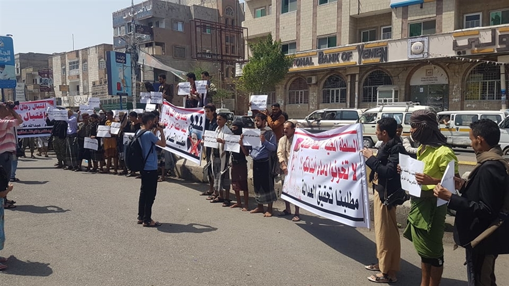 تعز: محتجون يتهمون مسؤول أمني بتهريب جناة متورطين في اغتيال ضابط بالجيش