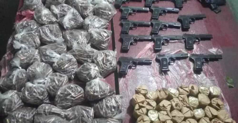 خفر السواحل تعلن ضبط زورقا يحمل كمية من الاسلحة في الحديدة