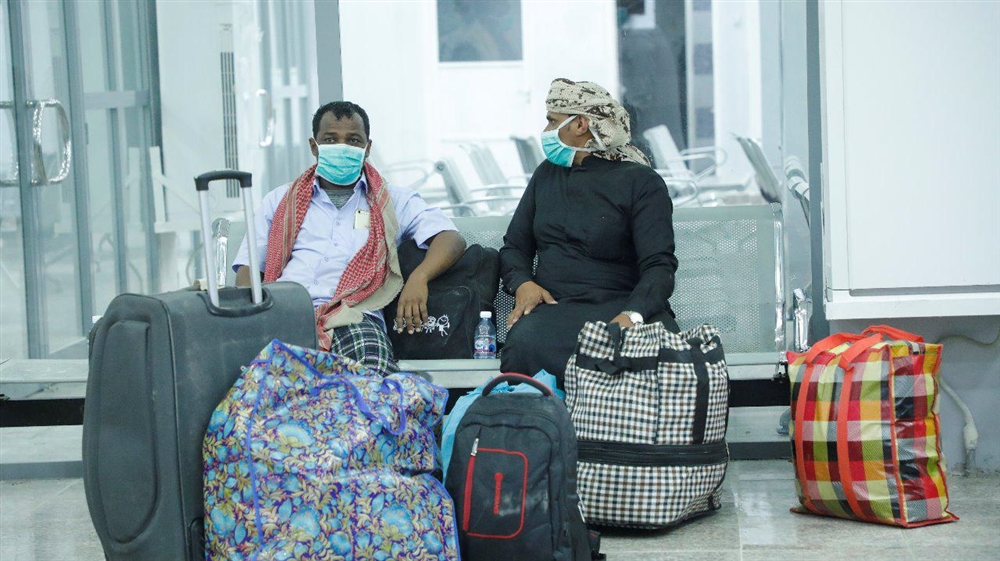بسبب هيجان البحر... بدء نقل مواطني سقطرى جواً من المهرة الى محافظتهم