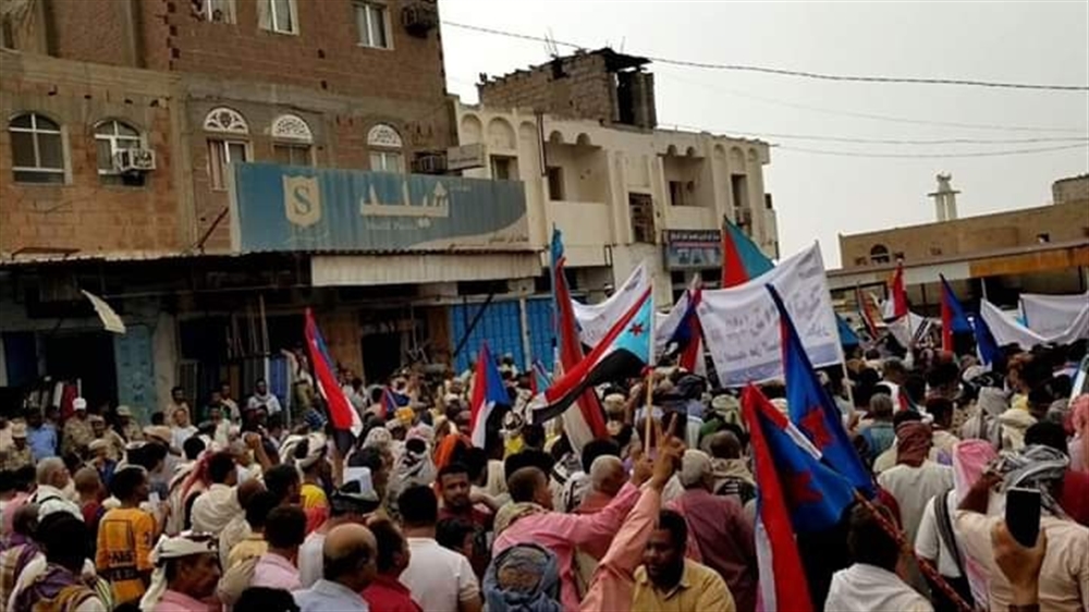 قوات الانتقالي تحاصر منزل محافظ لحج وقبائل الصبيحة ترسل تعزيزات مسلحة