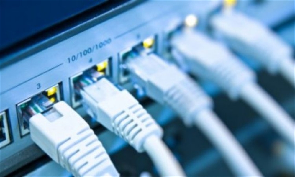 الحوثيون يلوّحون بقطع خدمات الاتصالات والانترنت باليمن