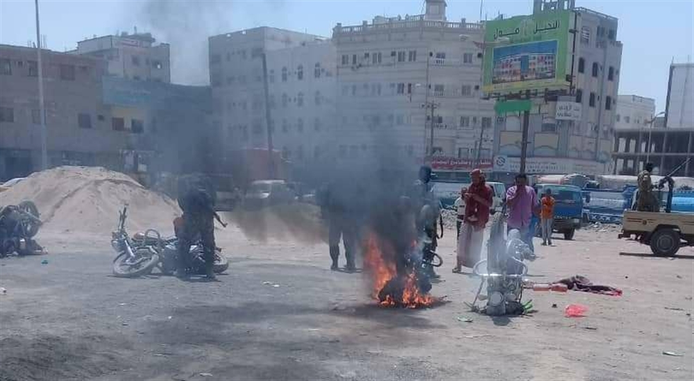 مليشيا الحزام الامني تحرق دراجات نارية بعدن