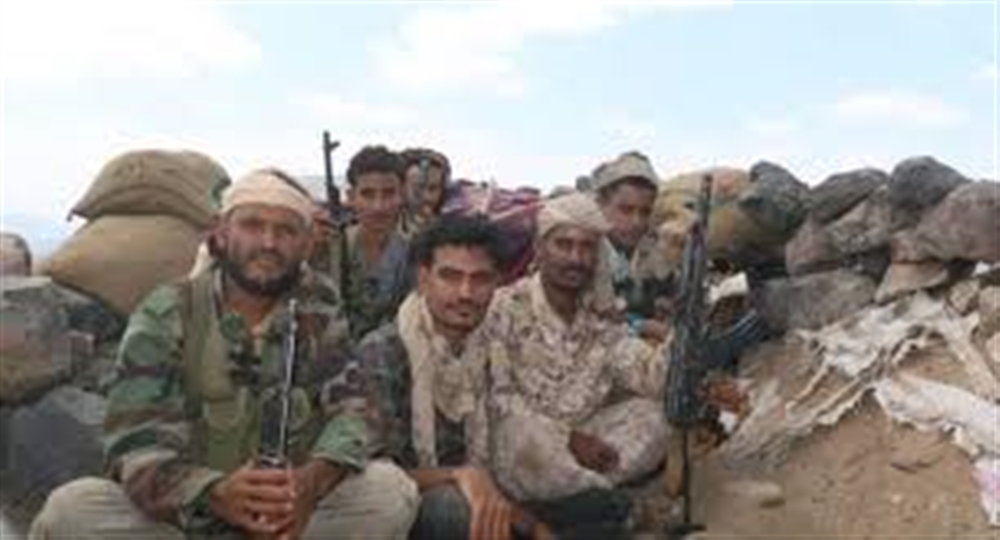 حوثيون يفرجون عن جنود أسرى بمقابل مادي