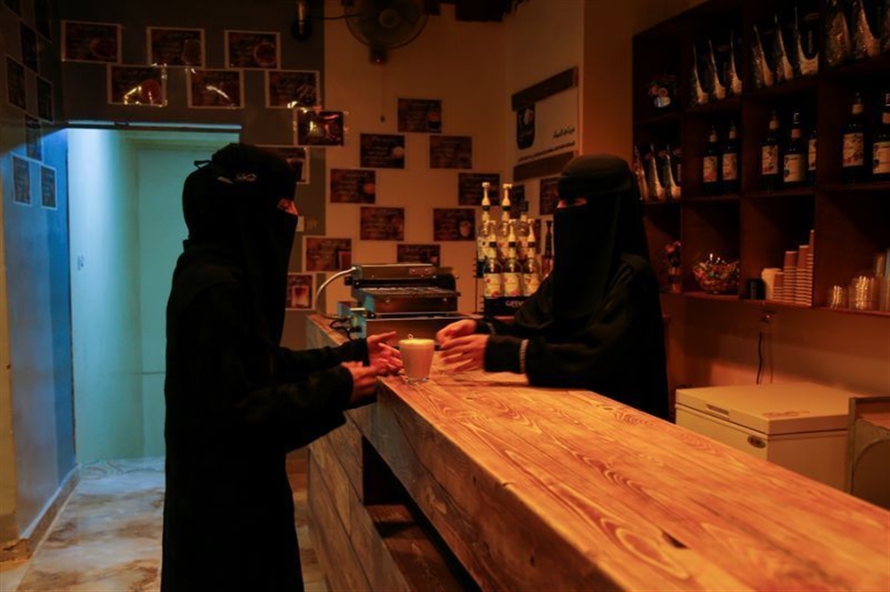 سيدة أعمال تفتتح أول مقهى خاص بالنساء في مأرب (صور)