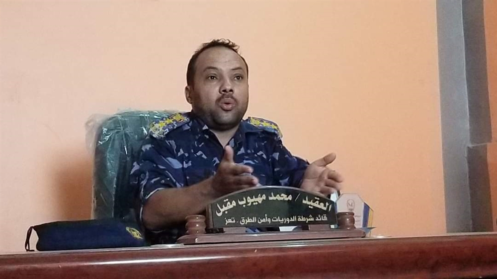 تعز.. مطالبات بإقالة مسؤول أمني اقتحم مكتب حكومي وطرَد موظفيه