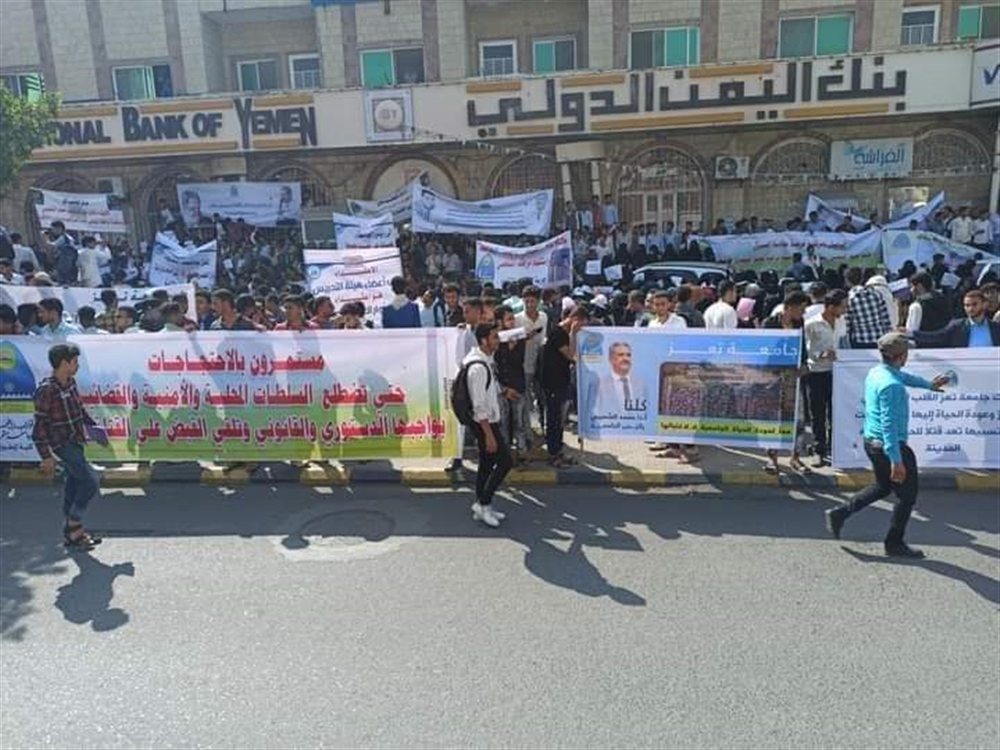طلاب وأكاديميون يطالبون بمحاسبة المتورطين في محاول اغتيال رئيس جامعة تعز