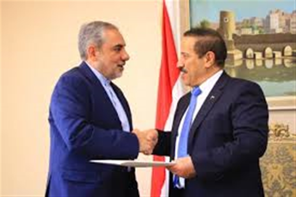 السفير الإيراني لدى الحوثيين يغرد حول مطار صنعاء
