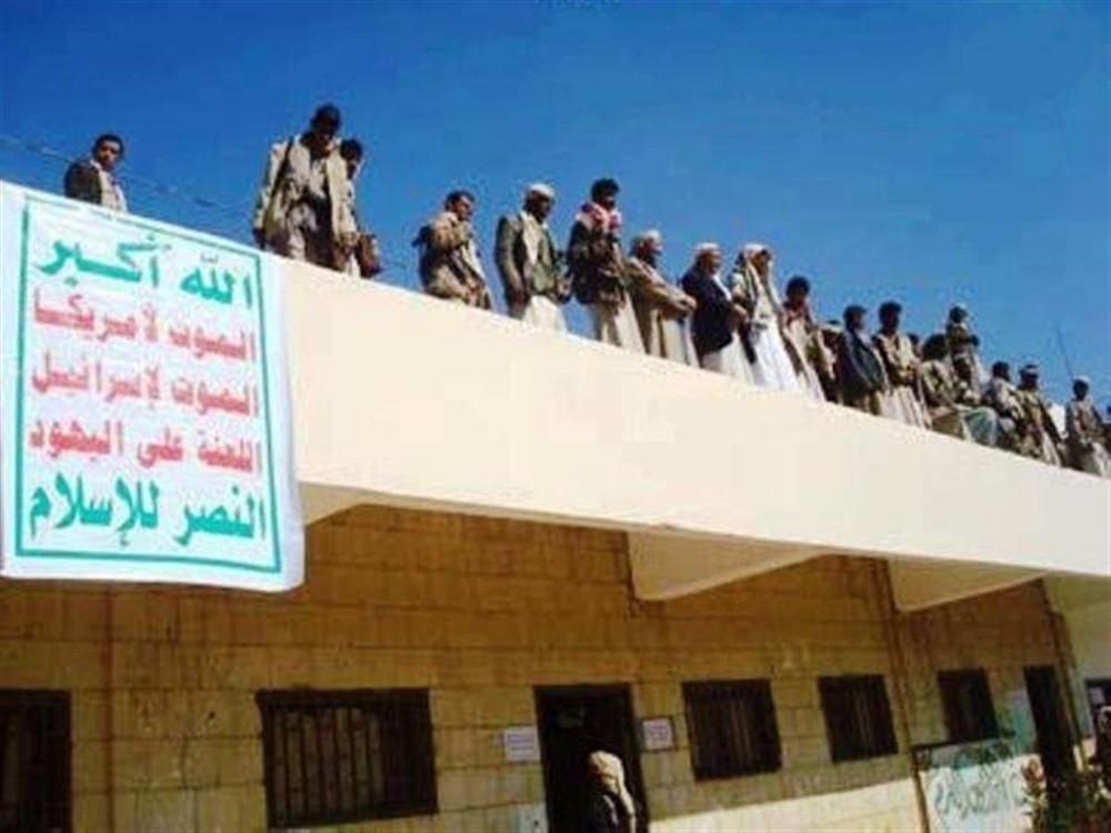 مصادر تربوية: 15 ألف مدرسة في مناطق سيطرة الحوثيين مهددة بطمس هويتها الوطنية