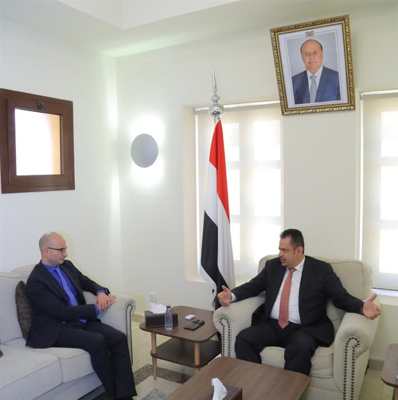 بعد يومين من تسلم أوراق اعتماده.. رئيس الحكومة المكلف يلتقي السفير الفرنسي لدى اليمن
