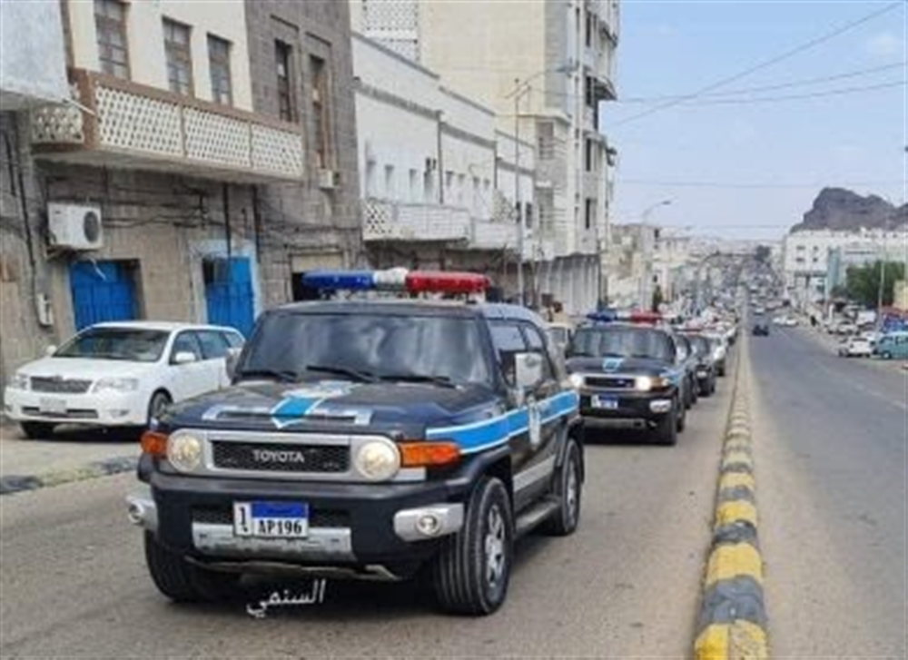 بعد توجيه المحافظ بالاستعداد لاستقبال الحكومة... عدن : وحدات أمنية موالية للامارات تستعرض بدوريات حديثة وتنتشر في مواقع عدة