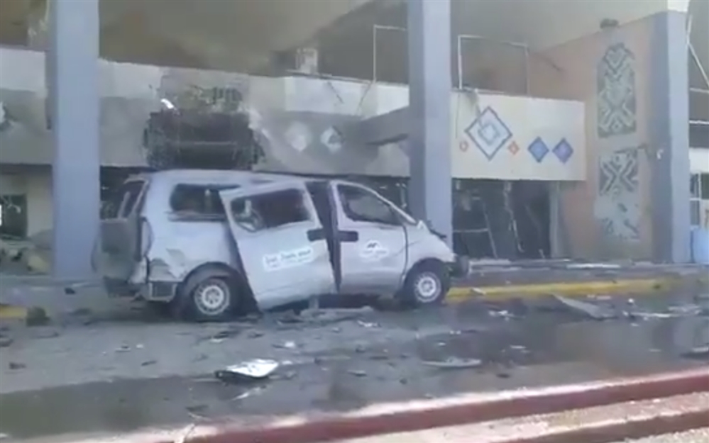 صحيفة: انفجار مطار عدن يعرقل خطة الحكومة لإنقاذ الاقتصاد