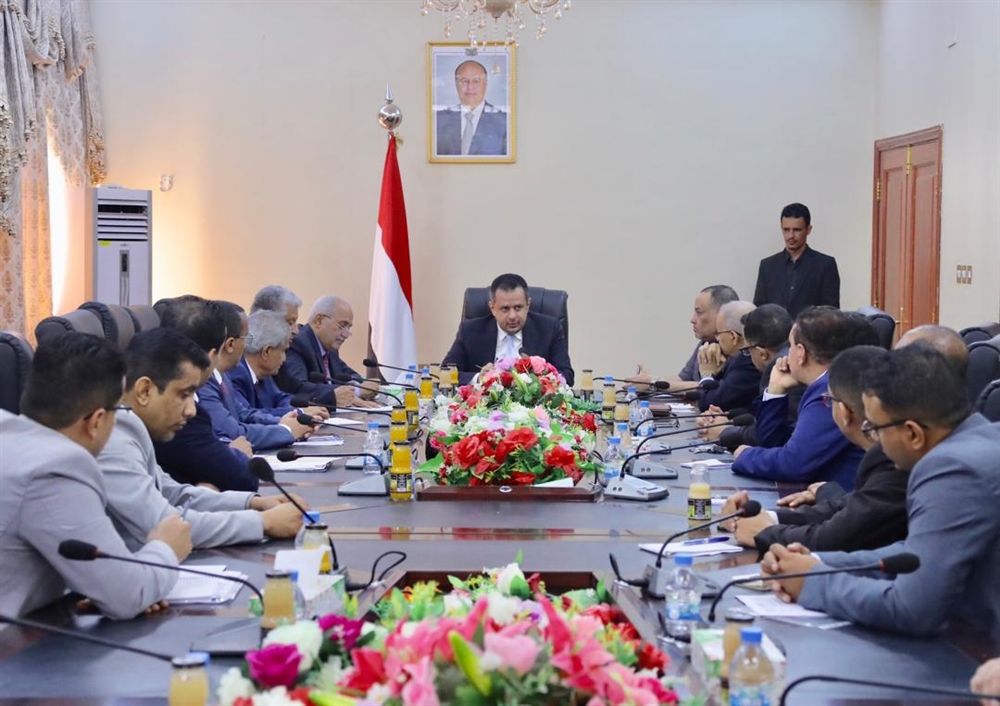 أبرزها رفع سعر العملة وتعزيز الايرادات... الحكومة وقيادة البنك المركزي تناقشان إجراءات تحسين الوضع الاقتصادي