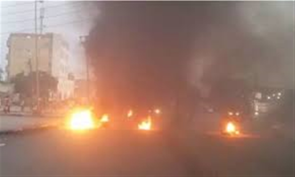 مصادر محلية : احتجاجات غاضبة واغلاق لشوارع رئيسة بعدن