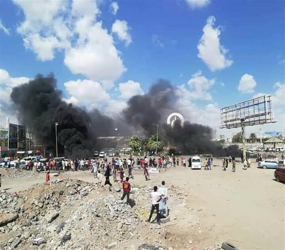 احتجاجات في عدن على قطع المرتبات