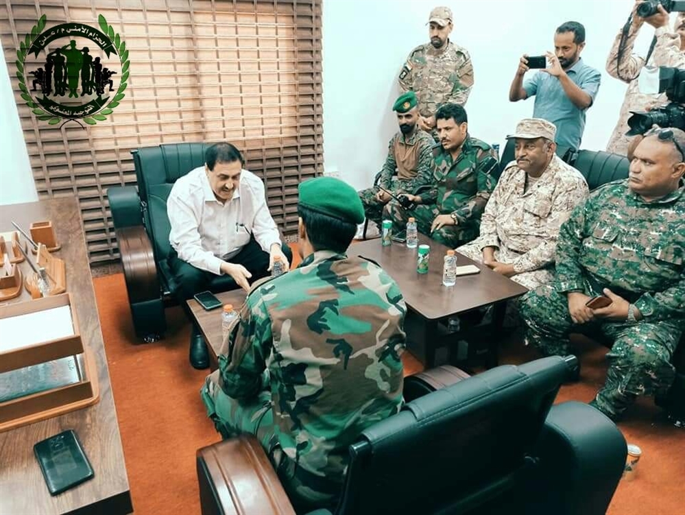 أول زيارة من نوعها.. مدير شرطة عدن يزور معسكر الحزام الأمني