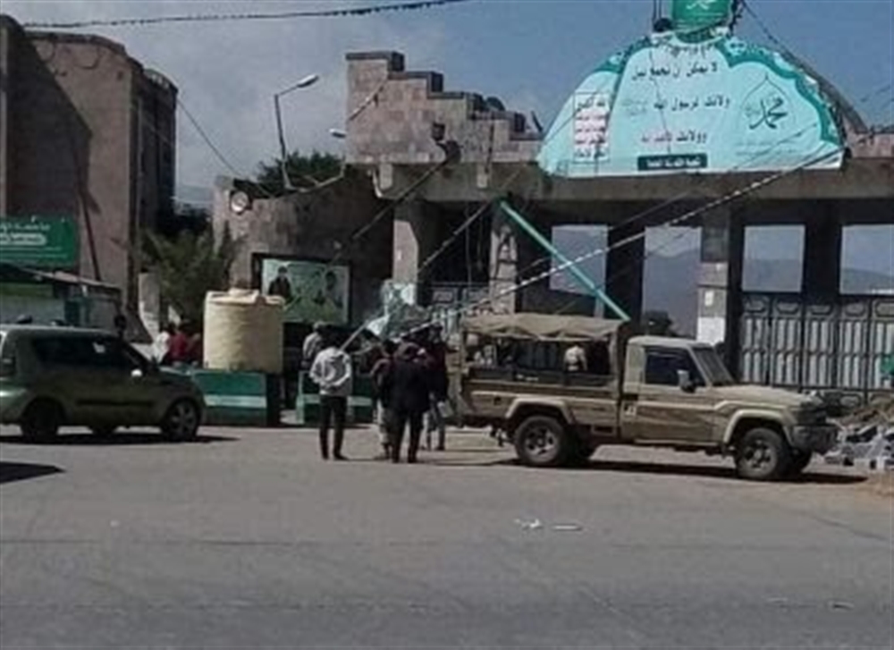 إب.. عناصر حوثية تعتدي على مسئولين محليين وتقتادهم إلى السجن