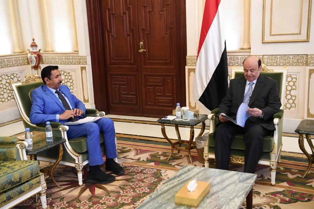 هادي يوجه الحكومة بتسهيل إجراءات العمل في ميناء قنا بشبوة