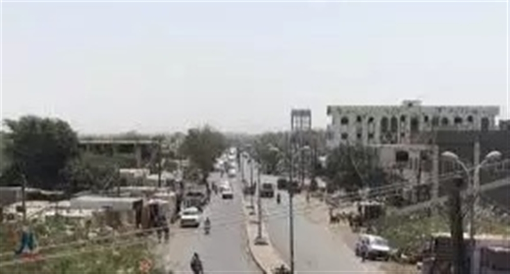 تعز.. عناصر مسلحة تتبع "طارق صالح" تعتقل رجل أعمال في المخا