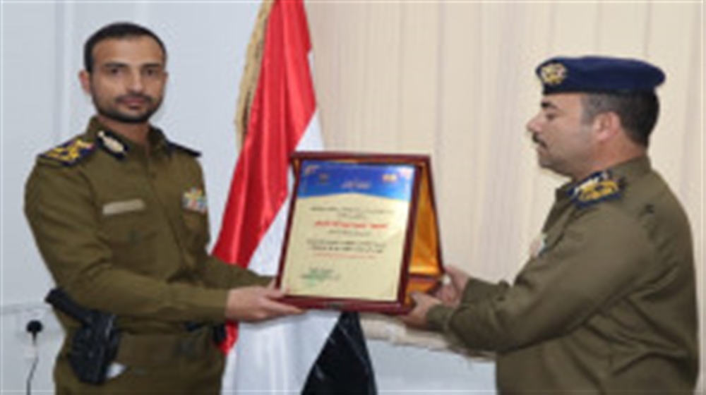 نجل حسين الحوثي يكرم مدير شرطة الحوثي بذمار بعد ثلاثة أشهر من قتل المتهمين باغتيال حسن زيد